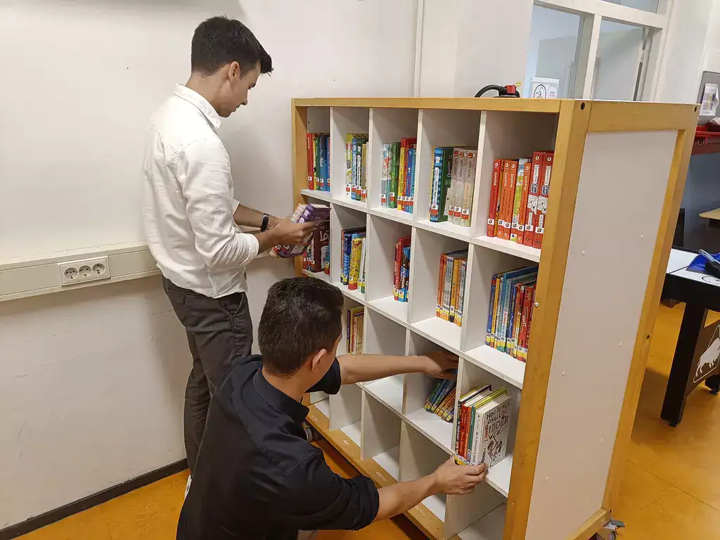Organizing bookshelf at De Beiaard